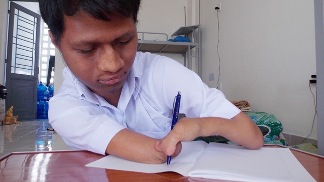 Chàng sinh viên không tay, không chân Nay Djruêng