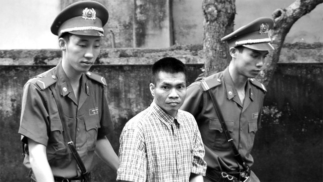 Chiếc xe máy đổ, tan nát hai gia đình