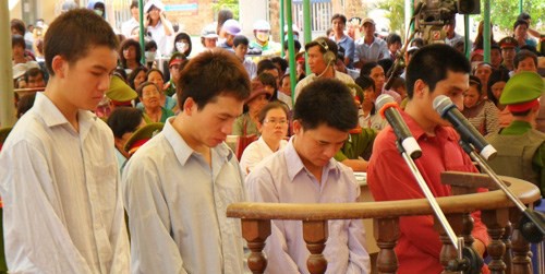 Bốn bị cáo trong vụ rạch đùi 18 nữ sinh