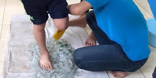 Bài học thực hành đi chân trần trên mảnh thủy tinh bị cho là phản giáo dục