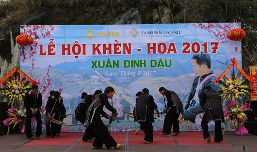 Du khách thích thú trẩy hội Khèn hoa, đón Tết trên đỉnh Fansipan