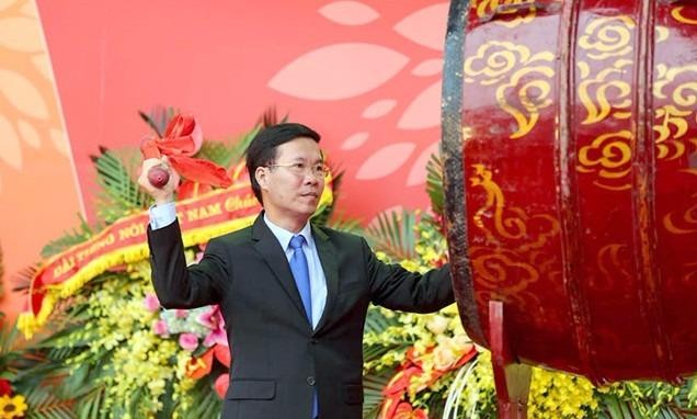 Ông Võ Văn Thưởng Ủy viên Bộ Chính Trị, Bí thư Trung ương Đảng, Trưởng Ban tuyên giáo Trung ương - đánh trống khai hội báo toàn quốc 2018.