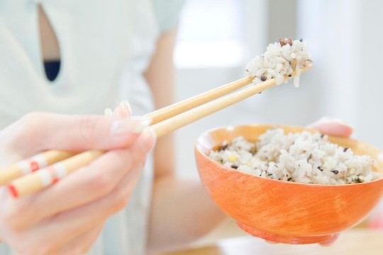 Ăn quá ít cơm, bạn sẽ chết sớm! - Ảnh 1. Ăn quá ít cơm, bạn sẽ chết sớm! - Ảnh 1.
