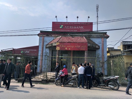 Mang hung khí vào Chi nhánh Ngân hàng Agribank tại Thái Bình cướp tiền - Ảnh 2. Mang hung khí vào Chi nhánh Ngân hàng Agribank tại Thái Bình cướp tiền - Ảnh 2.