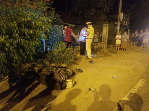 Xe máy nát vụn, thi thể thanh niên bay qua hàng rào cao 2m - Ảnh 2. Xe máy nát vụn, thi thể thanh niên bay qua hàng rào cao 2m - Ảnh 2.