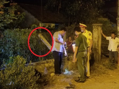 Xe máy nát vụn, thi thể thanh niên bay qua hàng rào cao 2m - Ảnh 3. Xe máy nát vụn, thi thể thanh niên bay qua hàng rào cao 2m - Ảnh 3.