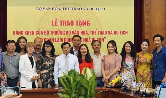 Đoàn làm phim “Về nhà đi con” nhận bằng khen của Bộ VH-TT&DL - Ảnh 1 Đoàn làm phim “Về nhà đi con” nhận bằng khen của Bộ VH-TT&DL - Ảnh 1