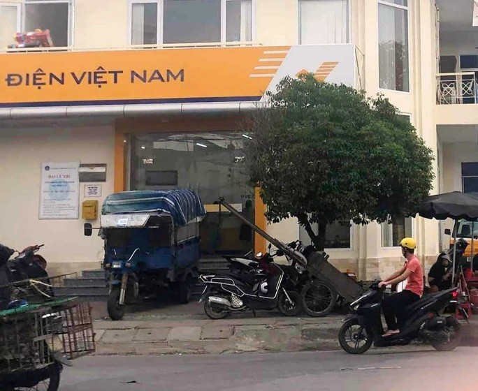 Quảng Nam: Bắt nữ kế toán, nữ thủ quỹ bưu điện tham ô 100 tỉ đồng - Ảnh 1. Quảng Nam: Bắt nữ kế toán, nữ thủ quỹ bưu điện tham ô 100 tỉ đồng - Ảnh 1.