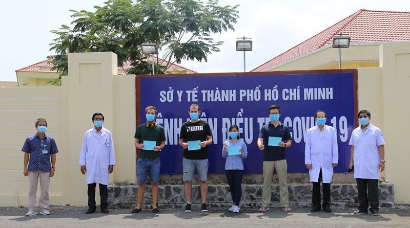 Bốn bệnh nhân tại bệnh viện điều trị COVID-19 huyện Cần Giờ nhận giấy xác nhận khỏi bệnh.