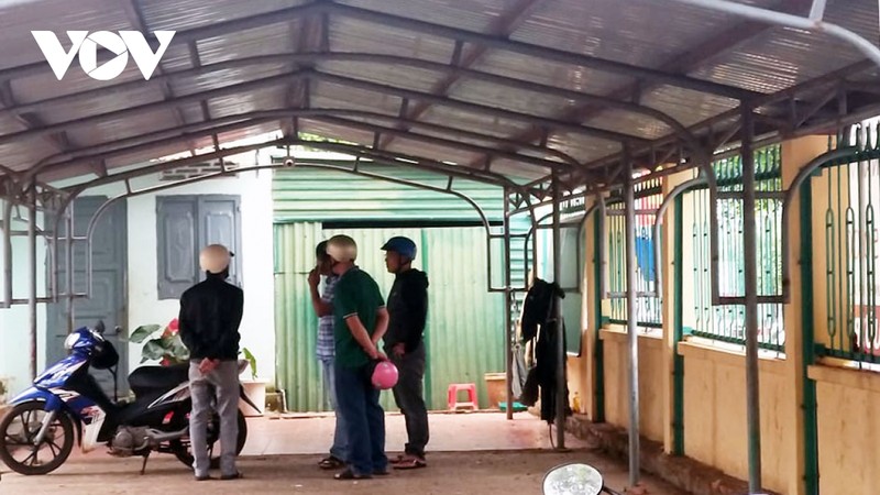 Bảo vệ trường học tử vong trong tư thế treo cổ ảnh 1