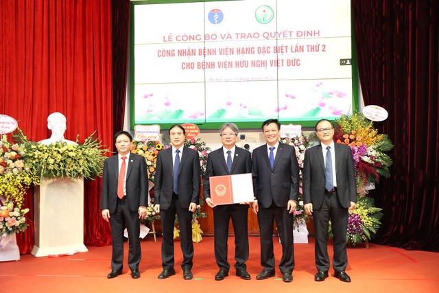 BV Việt Đức : Công bố Bệnh viện hạng đặc biệt lần thứ 2, nhận chứng chỉ toàn cầu của Hiệp hội Phẫu thuật Hoàng gia Anh