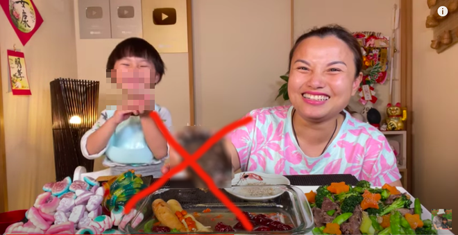 Vlogger Quỳnh Trần JP ăn bàn tay gấu (hình ảnh cắt từ clip)