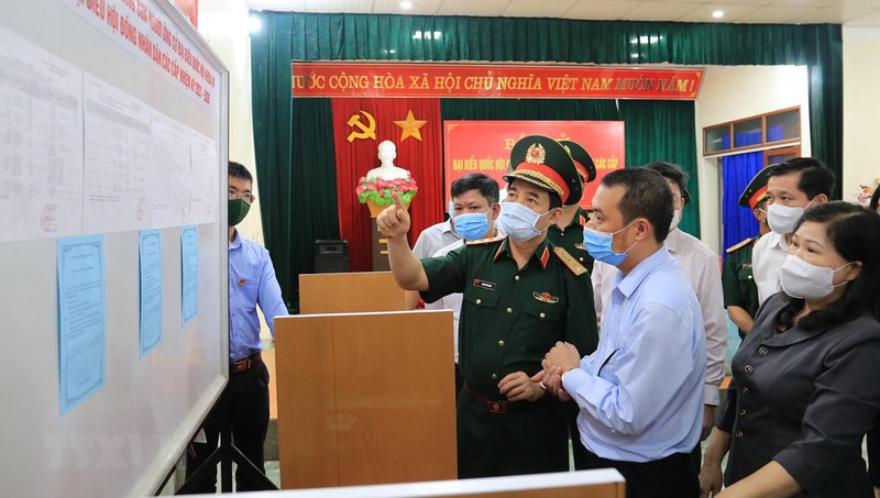 Bộ trưởng Bộ Quốc phòng, Thượng tướng Phan Văn Giang kiểm tra thực tế công tác bầu cử tại Bắc Kạn. (Ảnh: TTXVN)