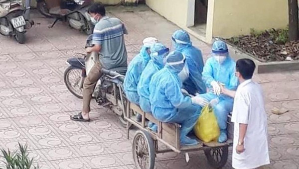 lCác nhân viên y tế tại xã Đồng Lạc, huyện Chương Mỹ, Hà Nội đi khử khuẩn tại khu vực được khoanh vùng chống dịch, sau khi xã này ghi nhận 2 ca bệnh liên quan đến Bệnh viện K hôm 7/5. Ảnh: Mạng xã hội