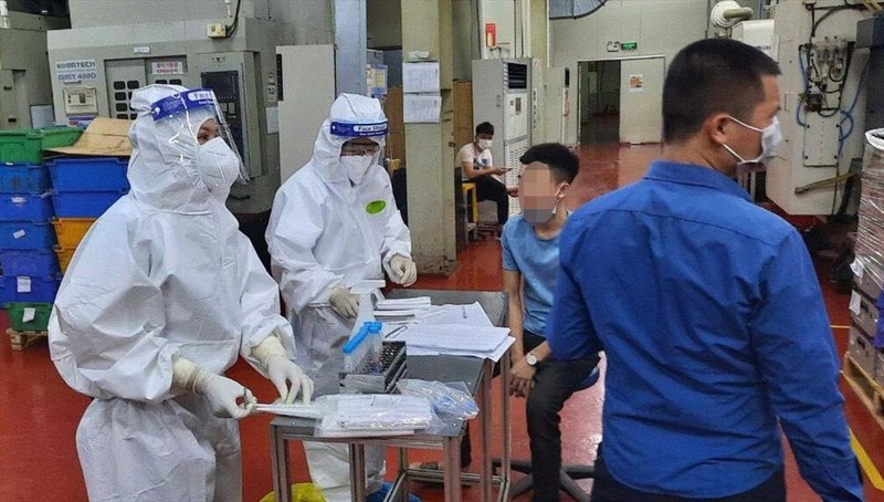 Xét nghiệm Covid-19 cho công nhân ở Bắc Giang.