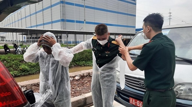 Tổ công tác mặc đồ bảo hộ để tác nghiệp trong khu cách ly - Khu công nghiệp Vân Trung - Nội Hoàng.