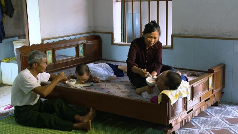 Hình ảnh vợ chồng cựu chiến binh chăm 2 con nhiễm chất độc da cam trong phim.