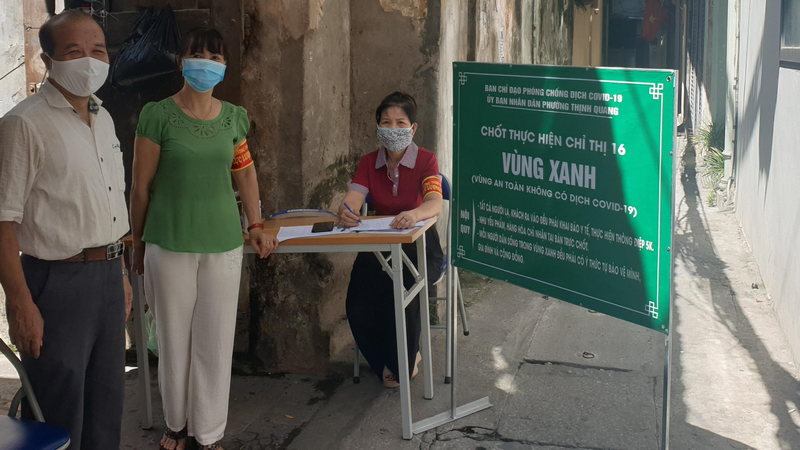 Nhiều người cao tuổi, cán bộ về hưu tích cực tham gia công tác phòng, chống dịch ở Hà Nội.