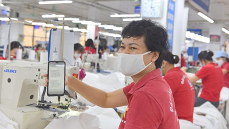 Người lao động phấn khởi khi nhận được hỗ trợ từ Quỹ bảo hiểm thất nghiệp.
