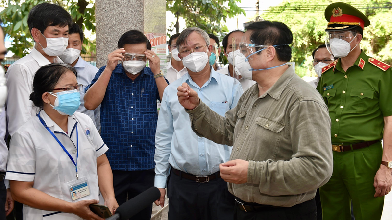 Thủ tướng thăm hỏi người dân khi kiểm tra công tác phòng chống dịch tại Đồng Nai.