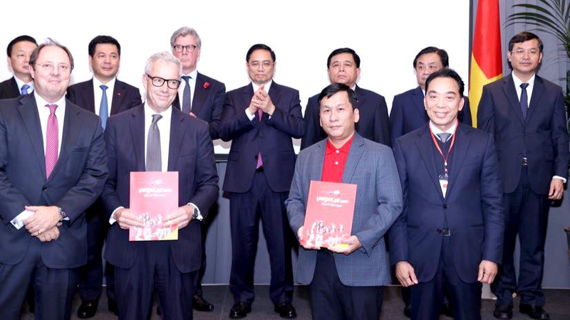 Thủ tướng Chính phủ Phạm Minh Chính dự, chứng kiến Lễ ký, trao 26 thỏa thuận hợp tác của các bộ, ngành và doanh nghiệp Việt Nam và đối tác Anh.