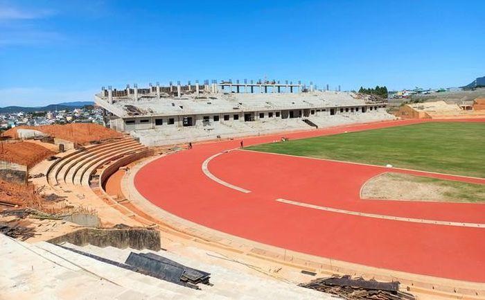 Cận cảnh sân vận động Đà Lạt xây gần 8 năm chưa xong ảnh 3