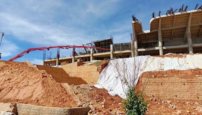 Cận cảnh sân vận động Đà Lạt xây gần 8 năm chưa xong ảnh 7