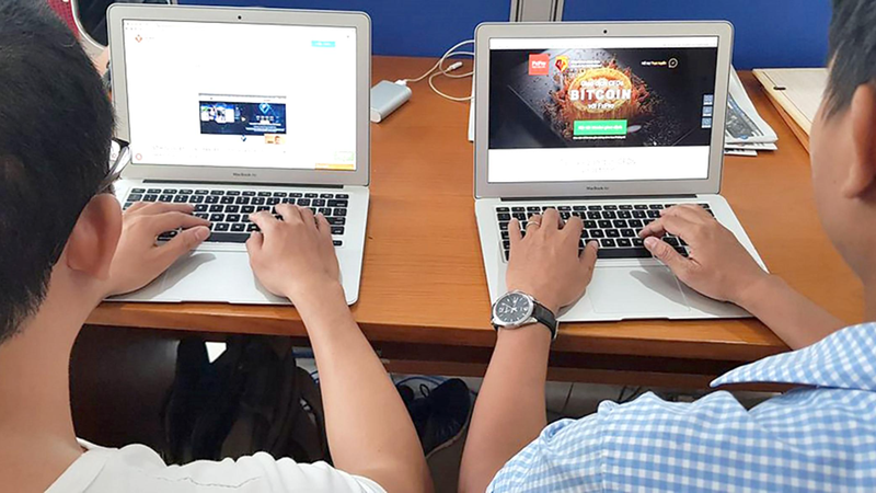 Một mẫu quảng cáo kêu gọi người chơi tham gia tiền ảo đa cấp.