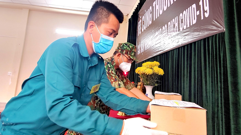 Làm thủ tục thắp nhang cho các nạn nhân tử vong vì COVID-19 trước khi bàn giao tro cốt cho gia đình.