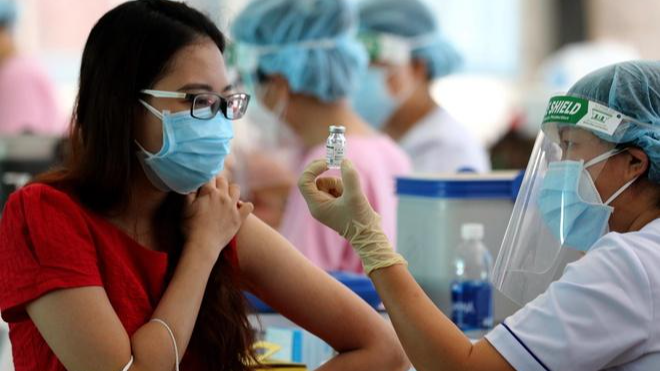 Hà Nội tiếp tục tiêm vaccine phòng COVID-19 cho những người chưa đủ 2 mũi,