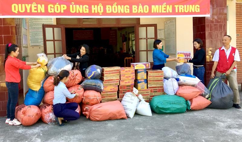 Làm từ thiện đúng luật giúp lòng tốt của cộng đồng đến được tận tay người cần hỗ trợ . Ảnh minh họa