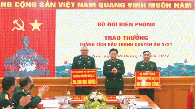 Thiếu tướng Nguyễn Văn Thiện trao thưởng cho các đơn vị lập thành tích trong chuyên án A721, thu giữ tang vật là 100 bánh heroin, 180 nghìn viên ma túy và 1 kg ma túy dạng đá.