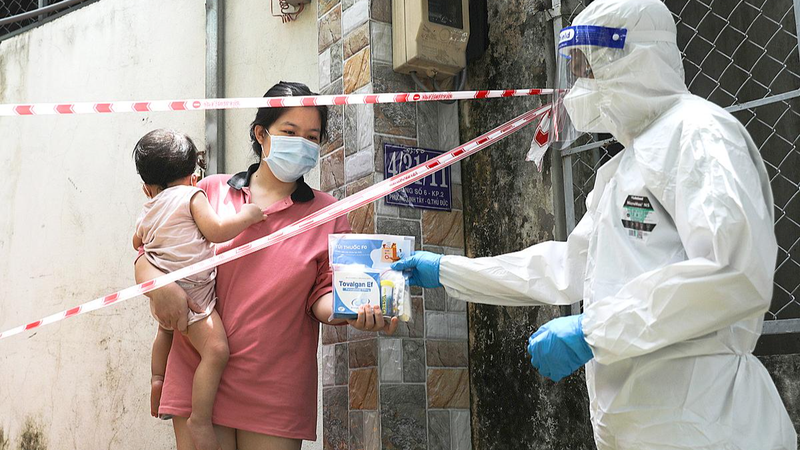 Phát thuốc cho F0 điều trị tại nhà.