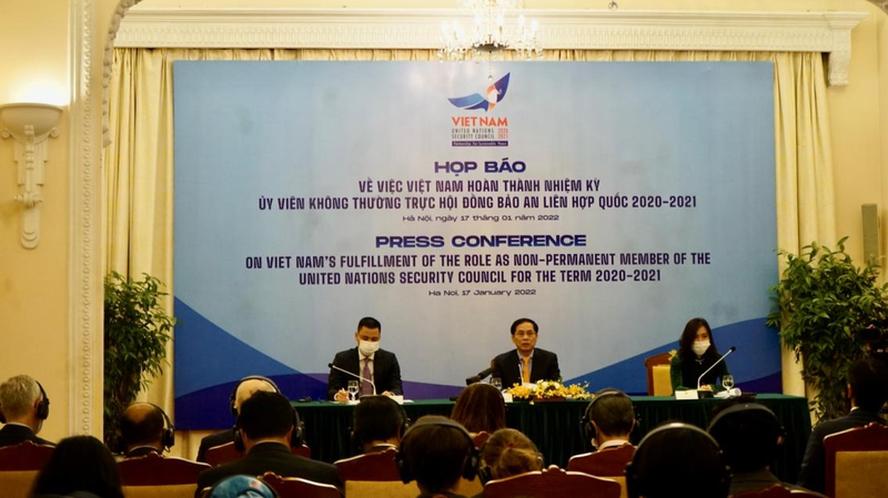 Bộ trưởng Bùi Thanh Sơn chủ trì họp báo quốc tế.