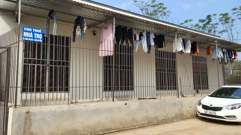Bé gái nghi bị bạo hành với 9 chiếc đinh trong hộp sọ: Người đàn ông sống cùng mẹ cháu bé là ai?