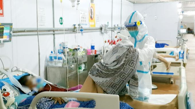Nhân viên y tế chăm sóc bệnh nhân Covid-19 nặng tại Bệnh viện dã chiến đa tầng Tân Bình, ngày 31/12/2021.