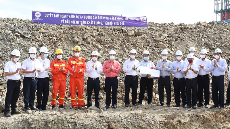 Lãnh đạo EVN động viên và tặng quà đội ngũ thi công xuyên Tết.