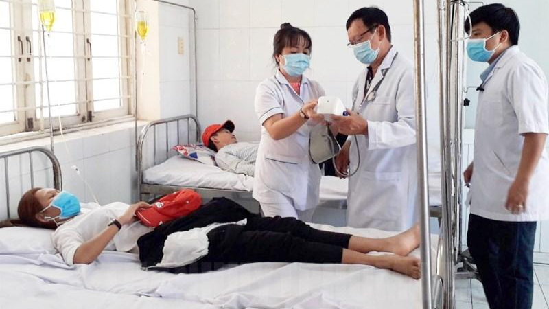 Điều trị bệnh nhân tại Trạm Y tế phường Tân Thới Nhất.