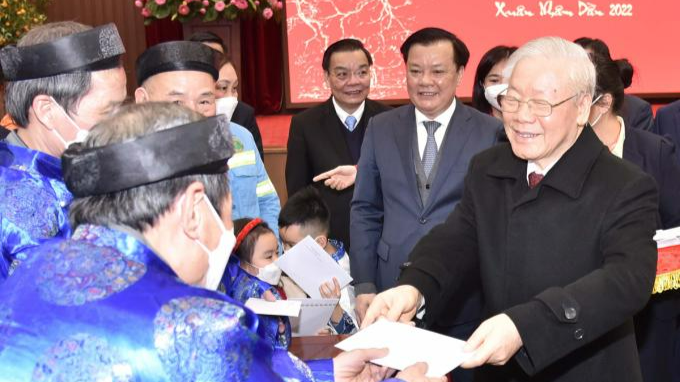 Tổng Bí thư Nguyễn Phú Trọng khẳng định “Mọi đường lối của Đảng, chính sách, pháp luật và hoạt động của Nhà nước đều vì lợi ích của nhân dân, lấy hạnh phúc của nhân dân làm mục tiêu phấn đấu” (Ảnh: Tổng Bí thư Nguyễn Phú Trọng chúc Tết nhân dân Hà Nội dịp Xuân Nhâm dần 2022).