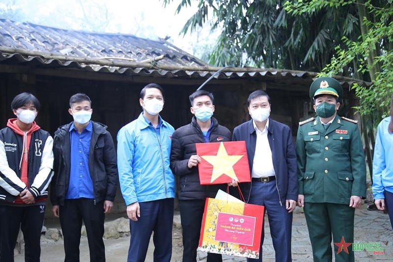 Lễ chào cờ thiêng liêng nơi phên dậu Tổ quốc ảnh 1