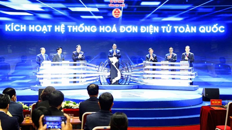 Thủ tướng và các đại biểu kích hoạt hệ thống hoá đơn điện tử.