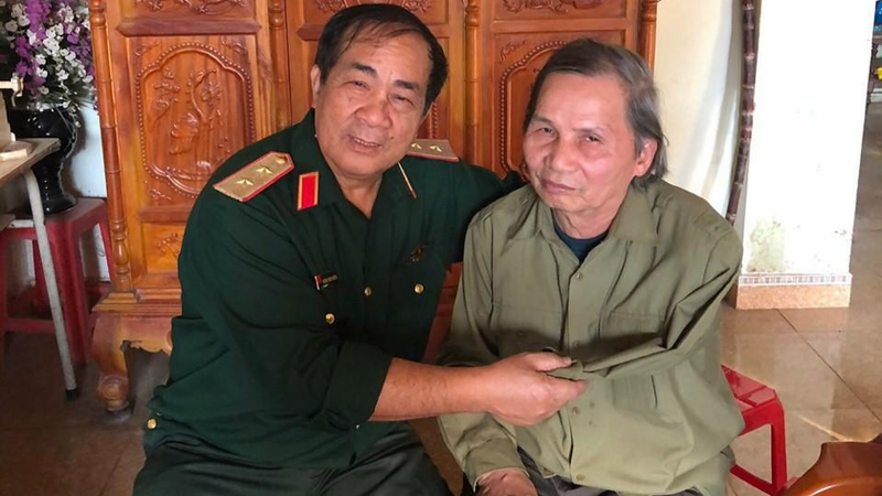 Trung tướng Anh hùng Đoàn Sinh Hưởng (trái) Trưởng Ban Liên lạc Lữ đoàn 273.