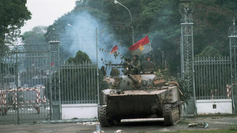 lKhoảnh khắc lịch sử xe tăng quân giải phóng tiến vào Dinh Độc Lập trưa ngày 30/4/1975. (Ảnh tư liệu)