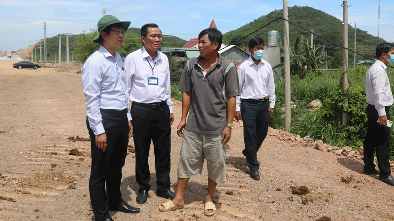 Đại biểu Quốc hội tỉnh Bình Thuận thị sát tại điểm thi công công trình đường cao tốc (Ảnh: Báo Bình Thuận)