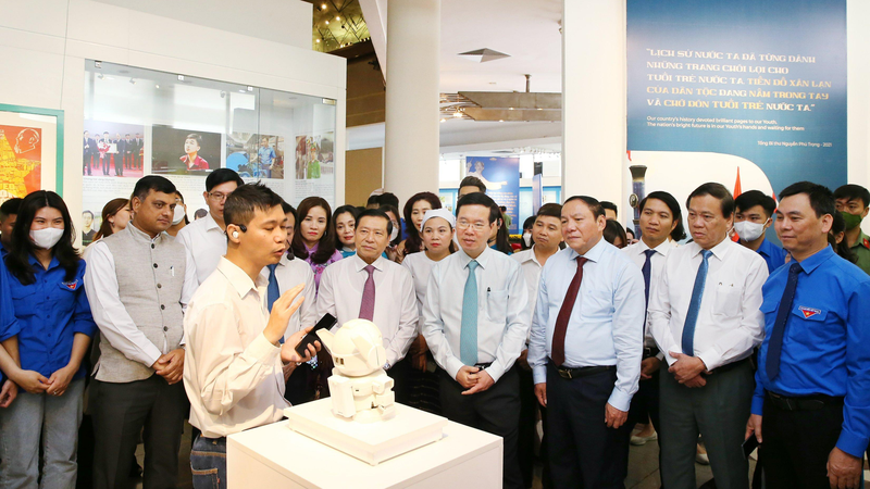 Lãnh đạo Đảng, Nhà nước tham quan triển lãm.