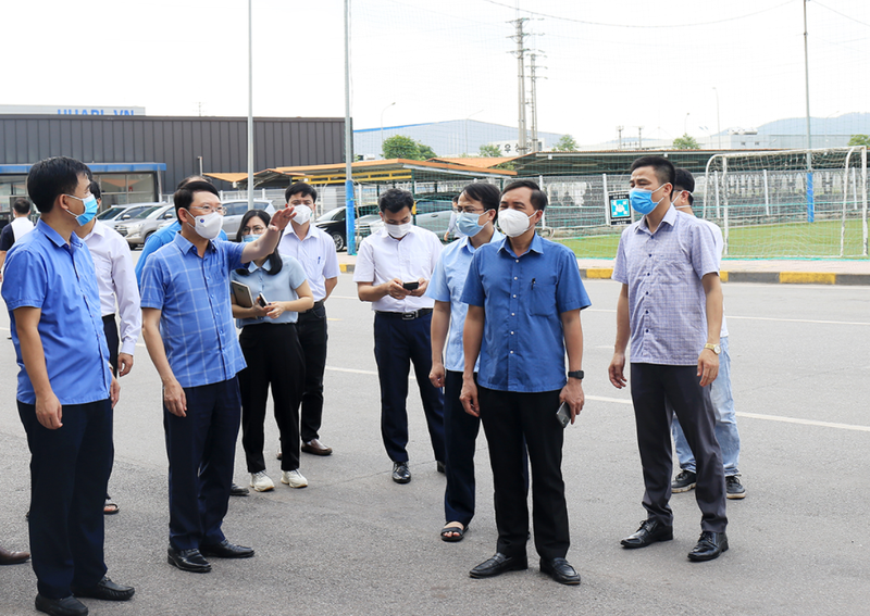 Chủ tịch UBND tỉnh Bắc Giang Lê Ánh Dương cùng Đoàn công tác kiểm tra việc phòng, chống dịch tại Công ty TNHH Shin young Việt Nam thuộc KCN Vân Trung, huyện Việt Yên.
