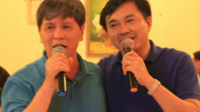 Ông Kha - người giải quyết tố cáo (trái) và ông Hậu - người bị tố cáo ôm nhau hát hò