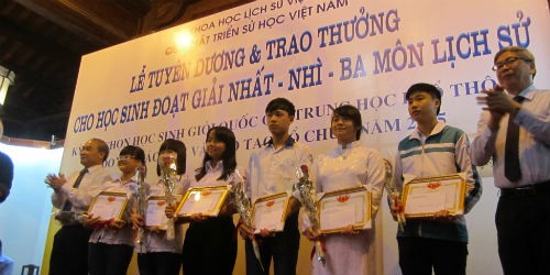 Trao giải cho 6 học sinh đạt giải Nhất toàn quốc môn Lịch sử