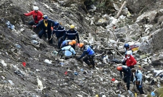 Hiện trường vụ rơi máy bay. Ảnh: AFP