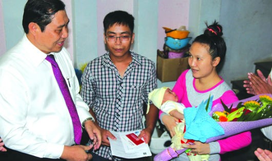 Chủ tịch UBND TP Đà Nẵng đến tận nhà công dân trao giấy khai sinh
